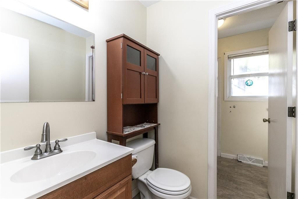 300 NE Knox Street — photo 16