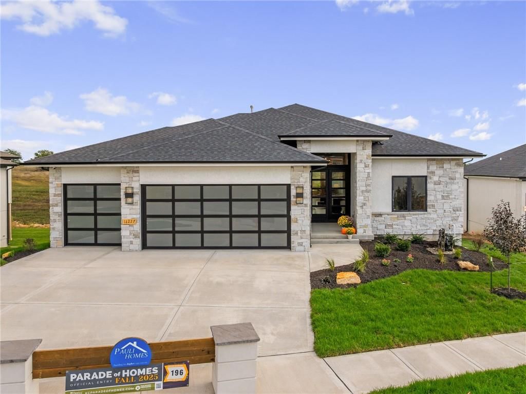 11227 S Sunray Drive, Olathe, KS