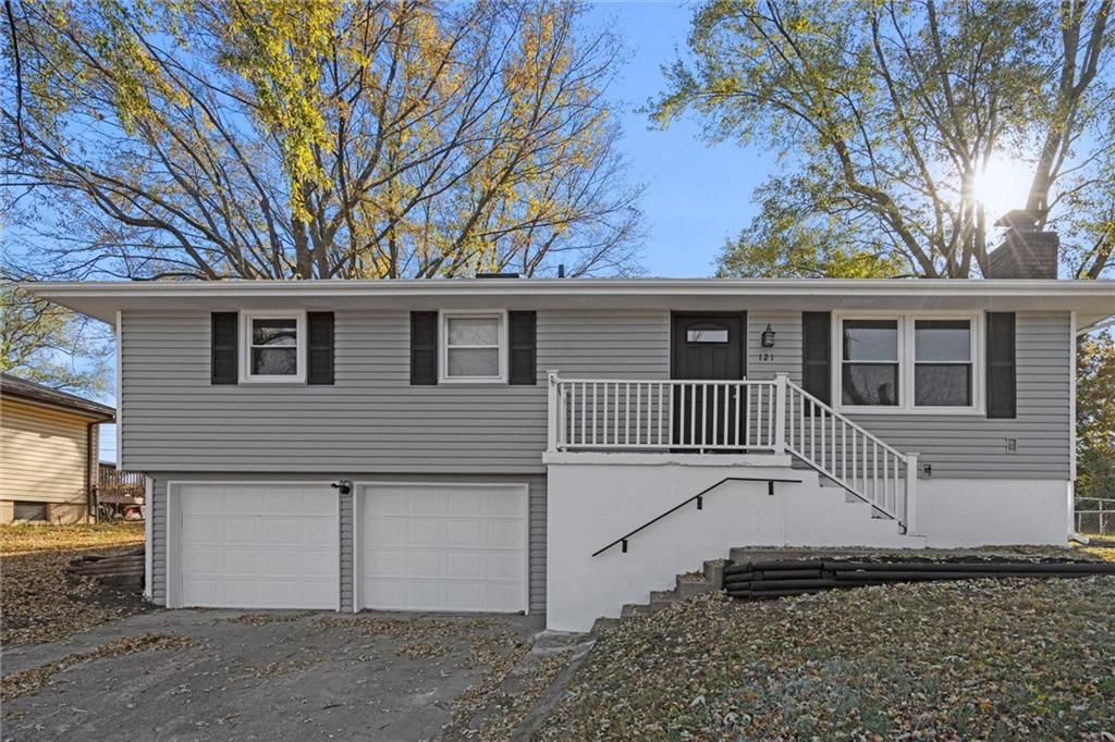 121 SW 21st Street, Oak Grove, MO