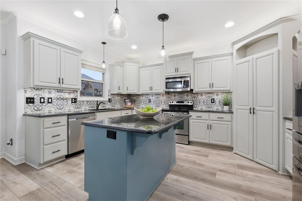 313 SW Eagles Ridge Drive, Blue Springs, MO