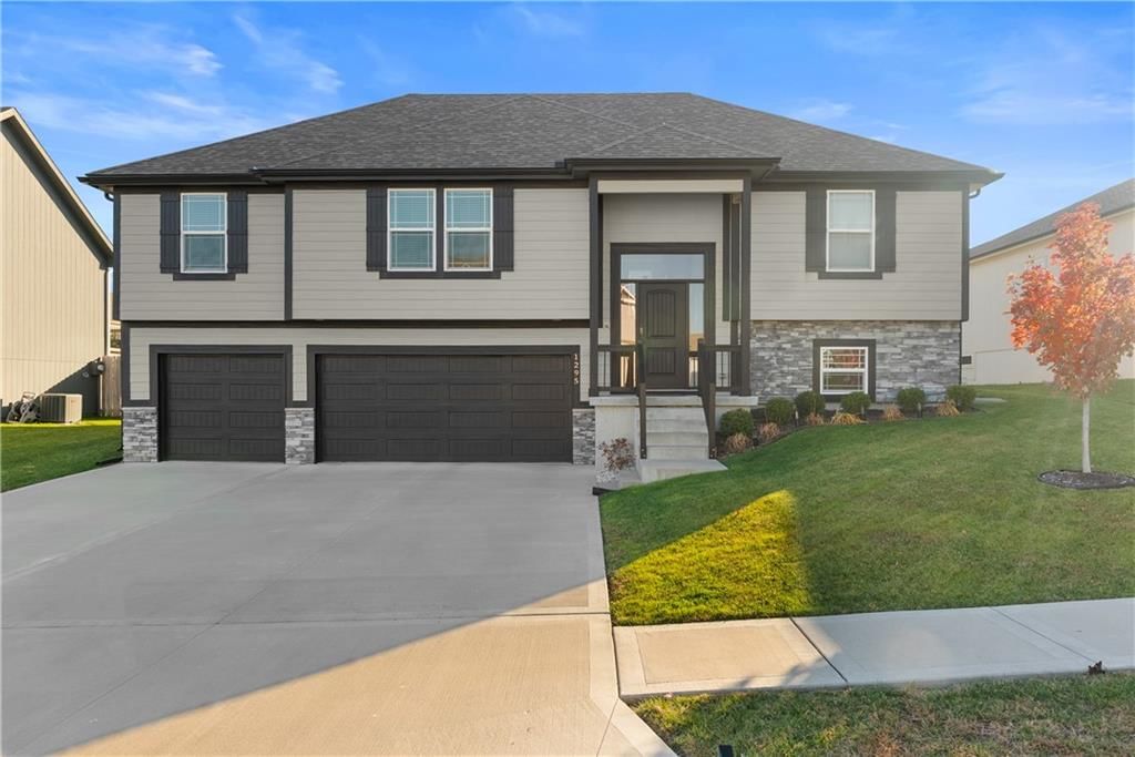 1295 NW Hickorywood Court, Grain Valley, MO