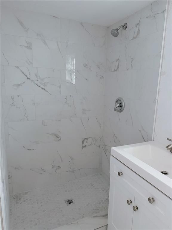 Photo 7 of 11 - 611 W 3rd Street