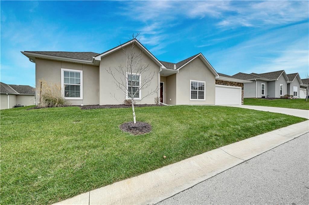 1401 Villa Lane, Louisburg, KS