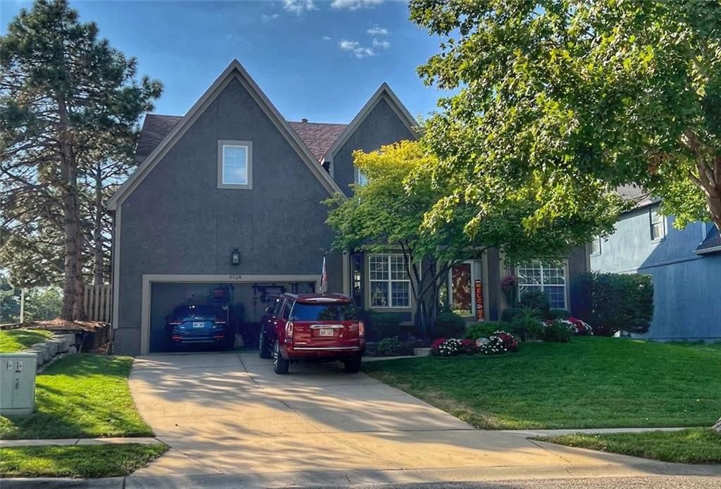 8528 Candlelight Lane, Lenexa, KS