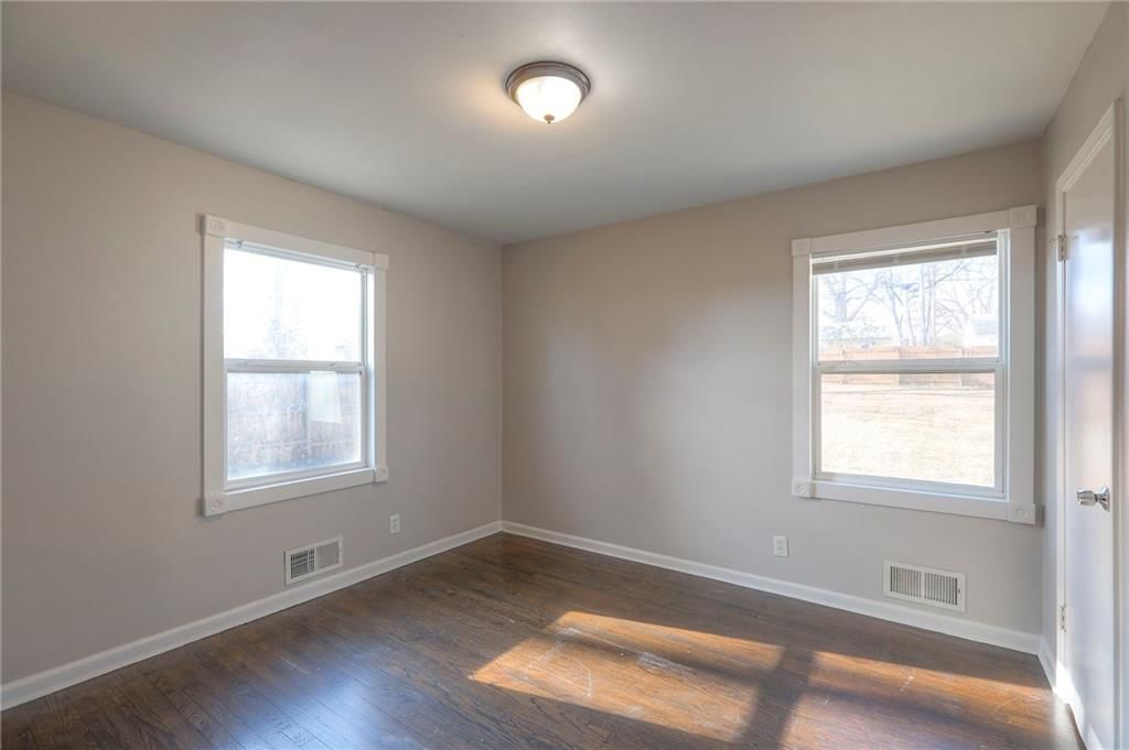 Photo 11 of 38 - 7212 Oxford Avenue