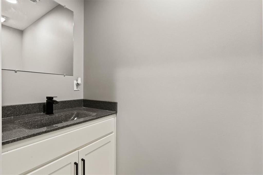 303 W Chestnut Street — photo 14