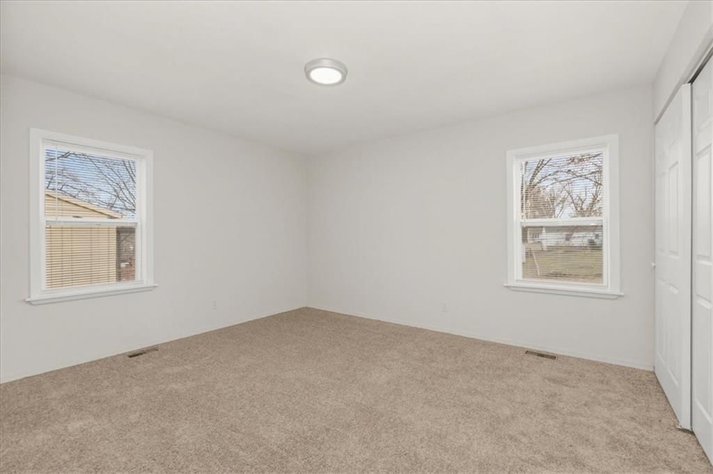 Photo 11 of 25 - 16305 E 16th Street S