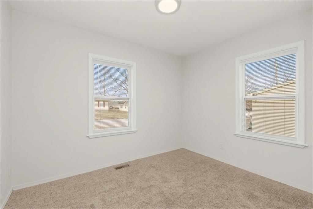 Photo 12 of 25 - 16305 E 16th Street S