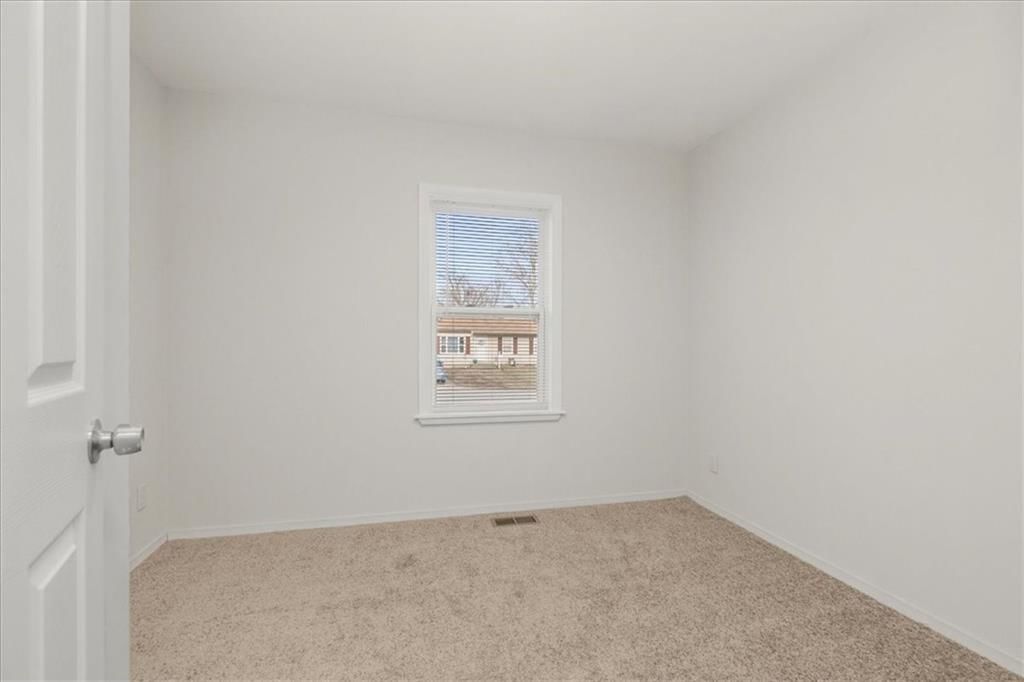 Photo 13 of 25 - 16305 E 16th Street S