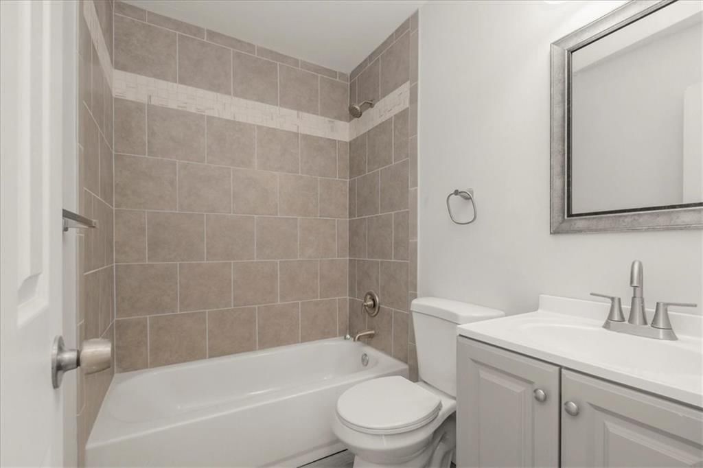 Photo 14 of 25 - 16305 E 16th Street S