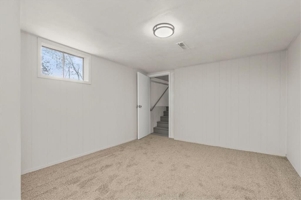 Photo 16 of 25 - 16305 E 16th Street S