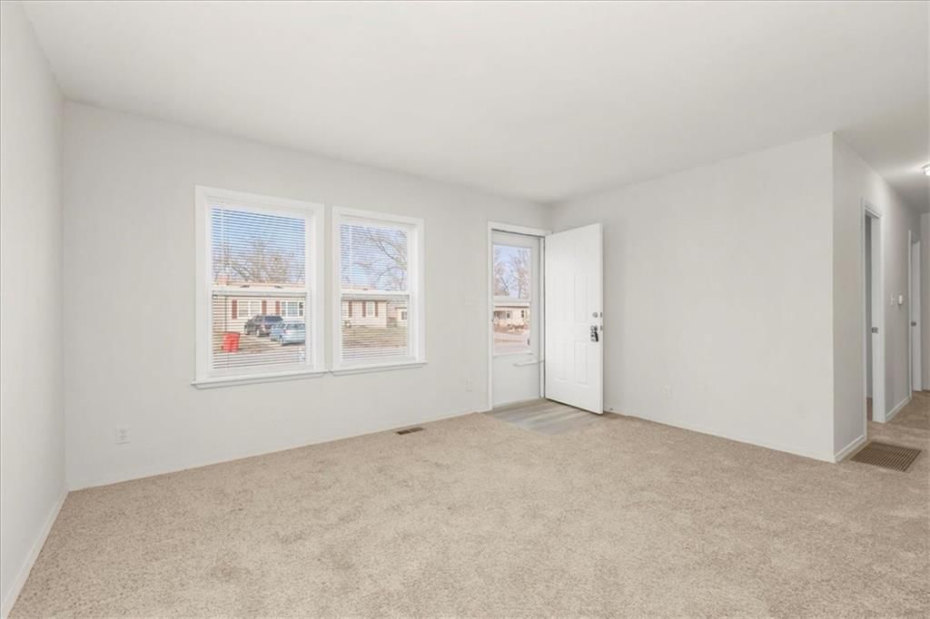 Photo 6 of 25 - 16305 E 16th Street S