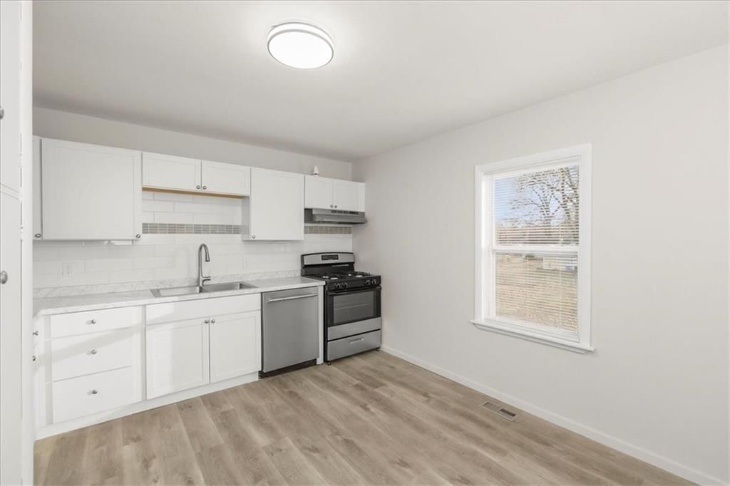 Photo 8 of 25 - 16305 E 16th Street S