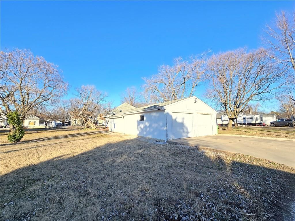 329 W 1st Street — photo 12
