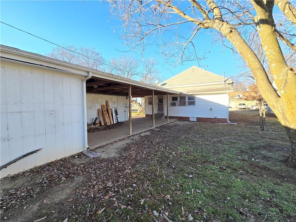329 W 1st Street — photo 7