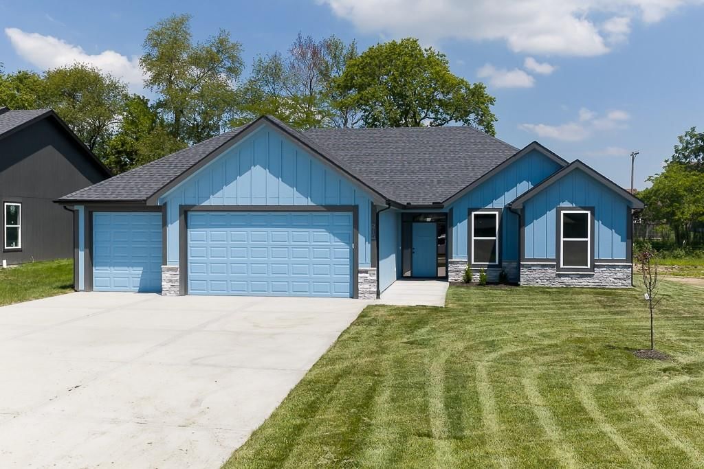 2715 Stoncreek Avenue, Tonganoxie
