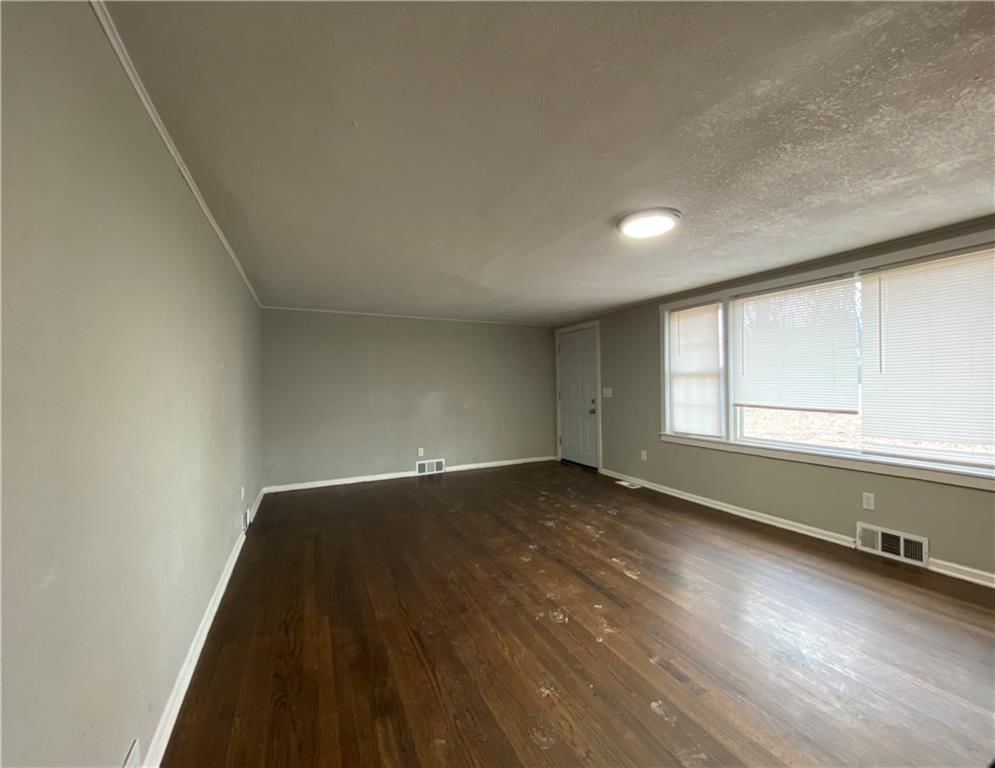 913 S Hocker Avenue — photo 4