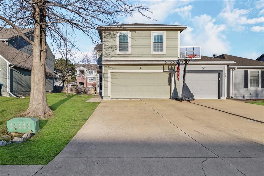627 NE Swann Circle, Lee's Summit, MO