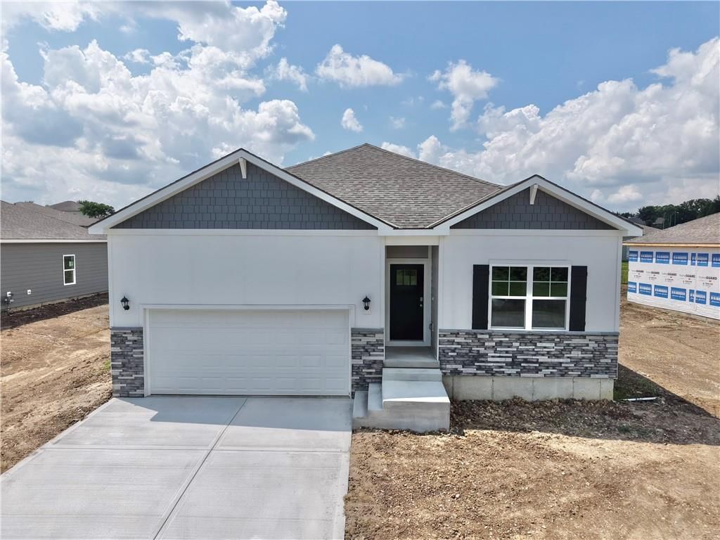 2201 Creek View Lane, Raymore, MO