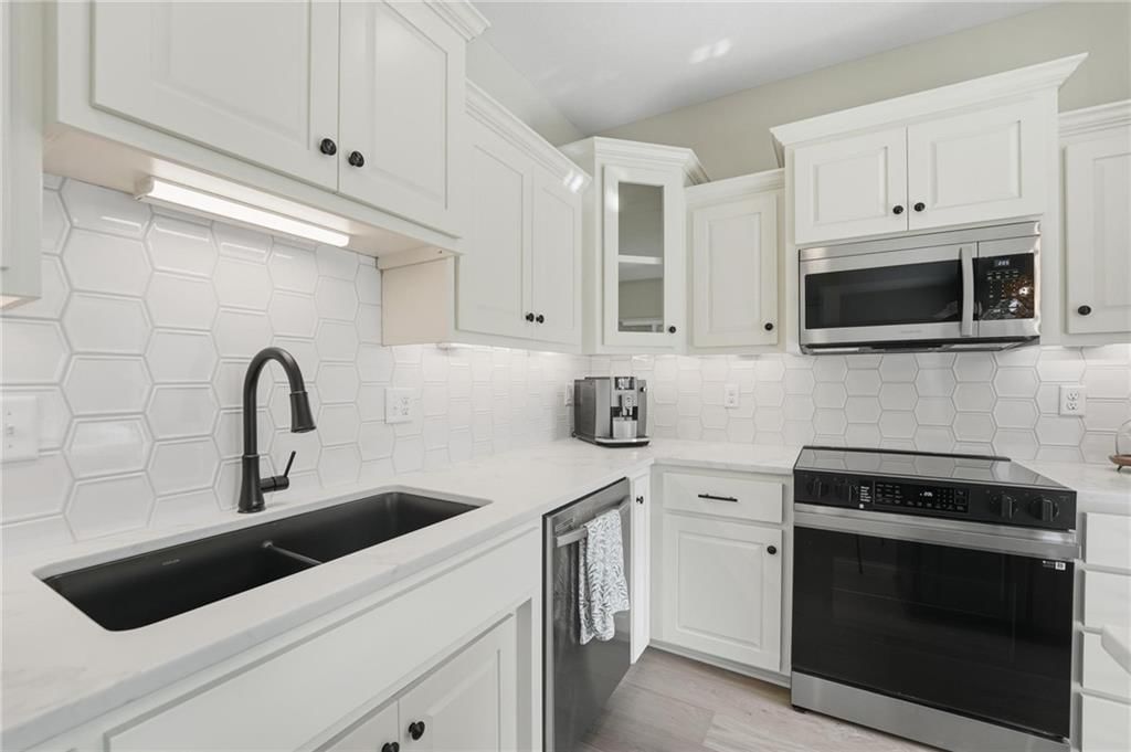 211 NW Orchard Court — photo 4