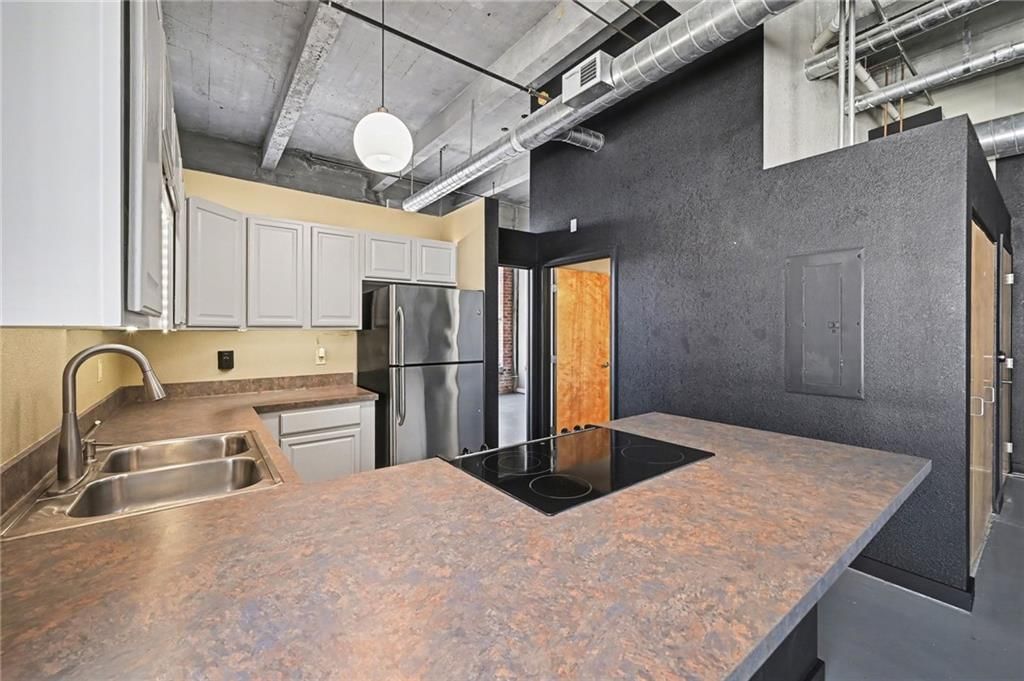 Photo 5 of 28 - 2029 WYANDOTTE STREET