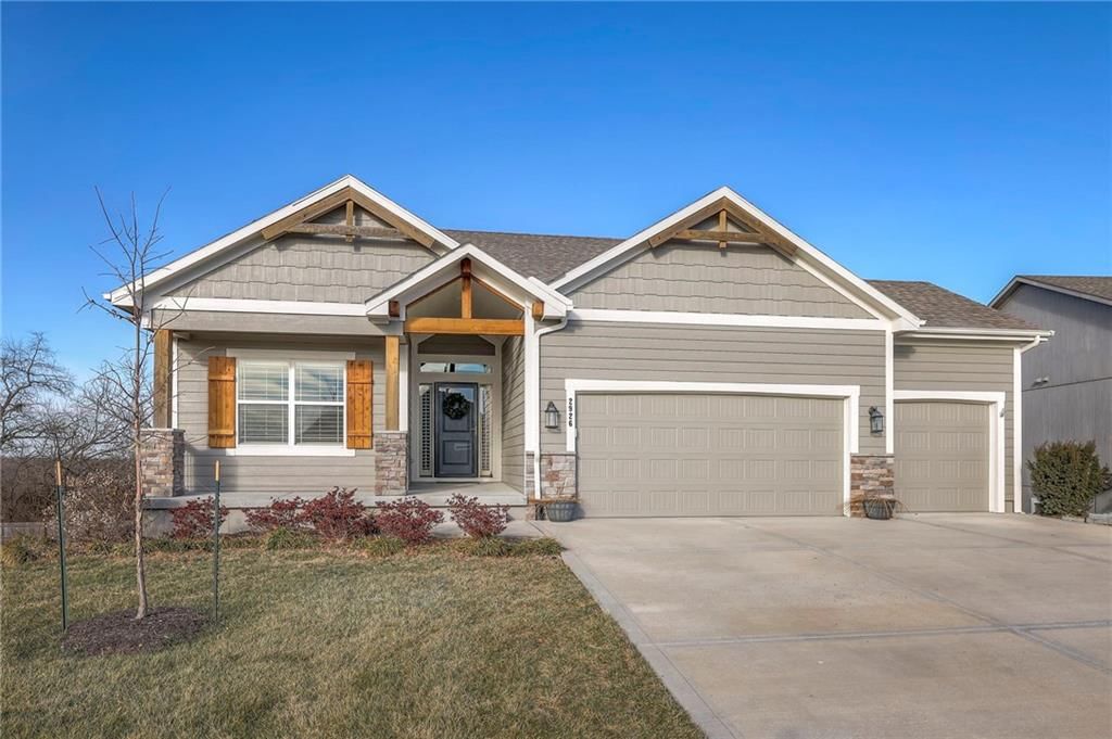 2926 SW Arboridge Drive, Lee's Summit, MO