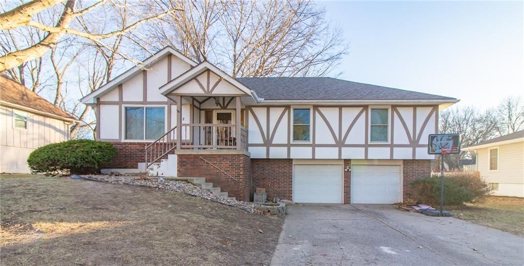 212 SE Mount Vernon Drive, Blue Springs, MO