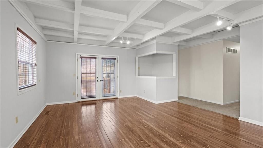 Photo 5 of 27 - 4716 Fontana Street