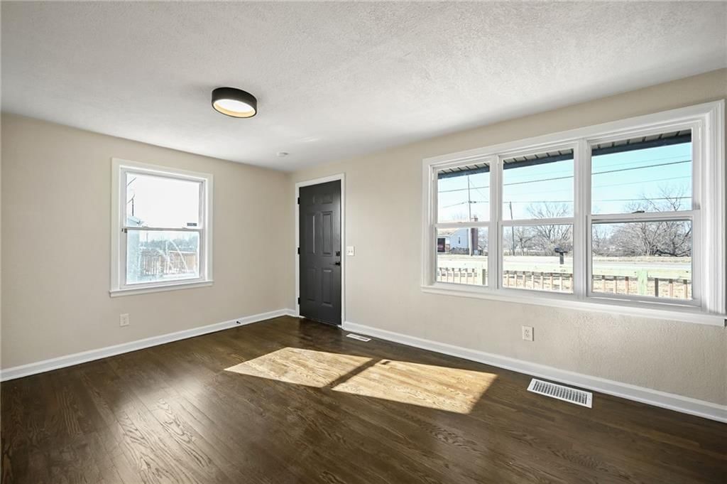 5611 N Walnut Street — photo 6