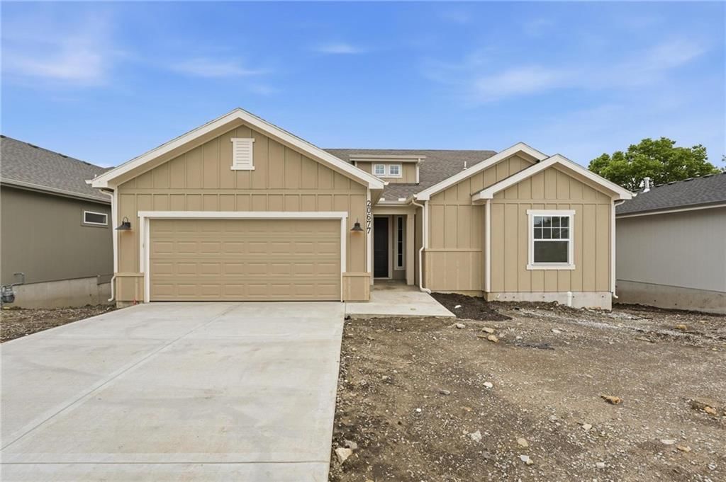 20677 Skyview Lane, Spring Hill, KS