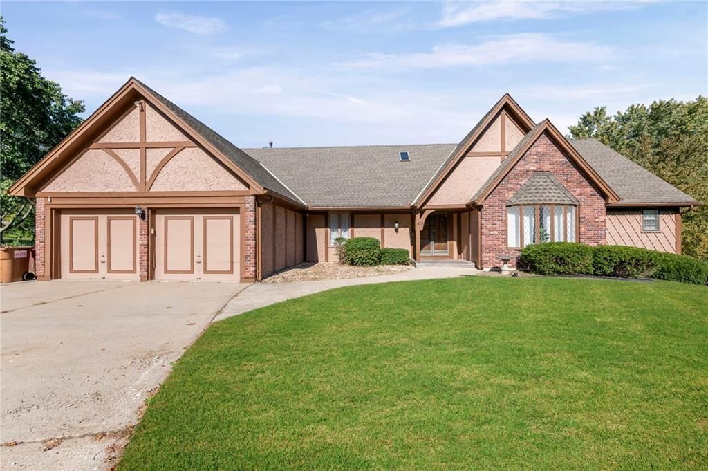 413 NE Greenway Drive, Blue Springs, MO