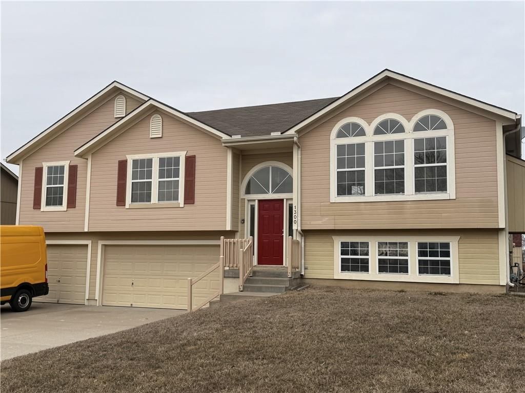 1300 Spruce Drive, Greenwood, MO
