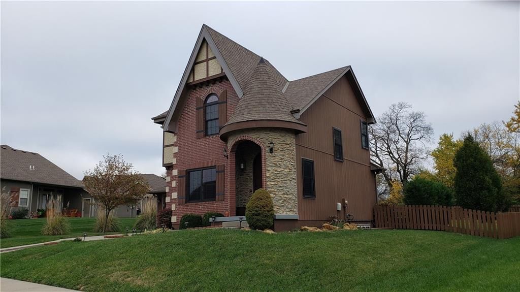 1230 SW Arborway Drive, Lee's Summit, MO