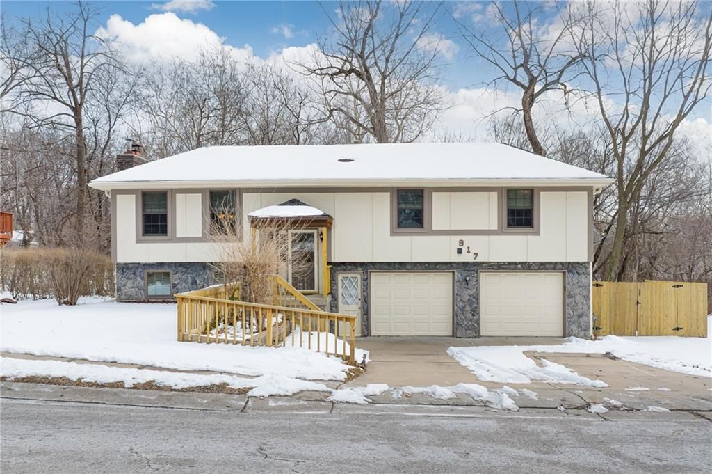 917 NW Valley Lane, Riverside, MO