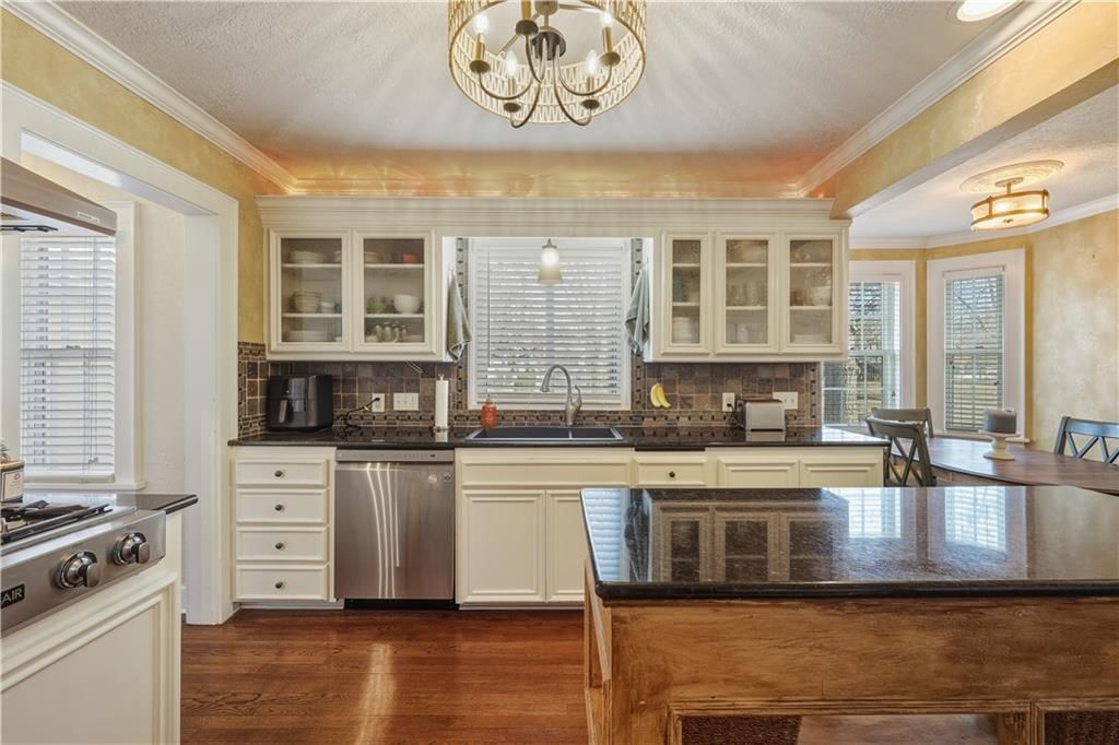1303 Pembroke Lane — photo 14
