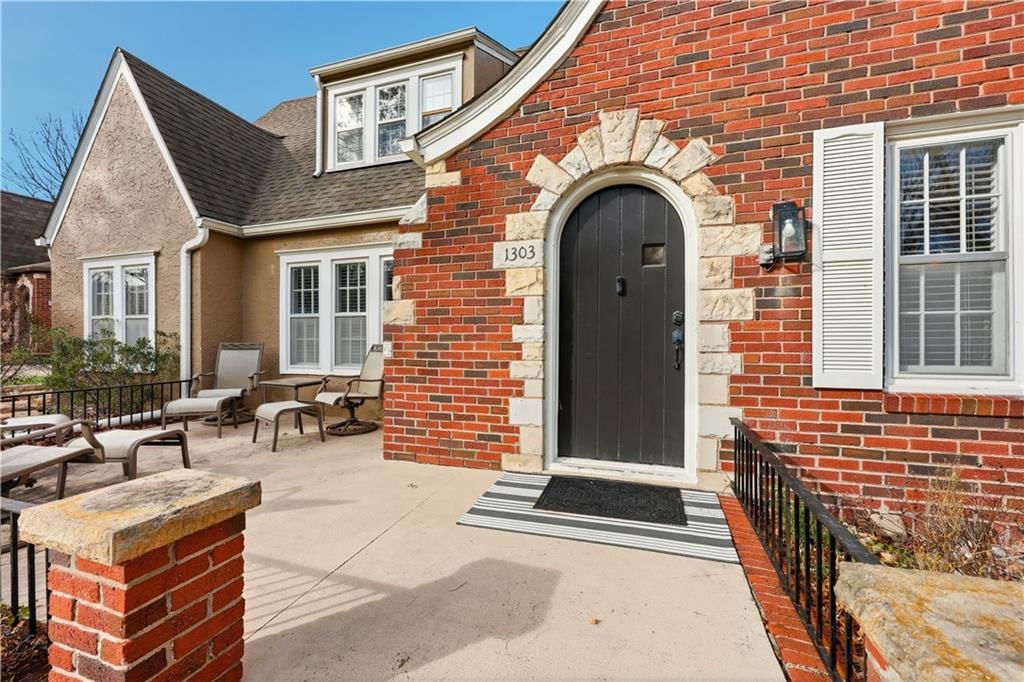 1303 Pembroke Lane — photo 43
