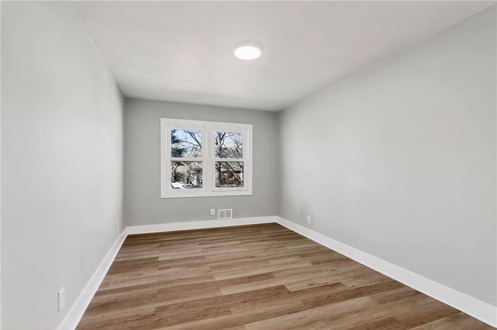 10437 Grand Avenue — photo 14