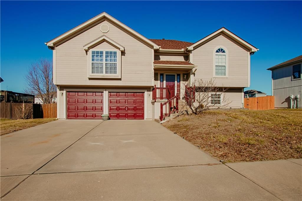 12204 WHITE OAK Street, Peculiar, MO