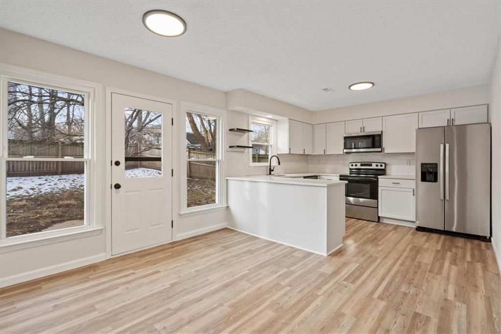 Photo 15 of 25 - 15907 W 124th Terrace
