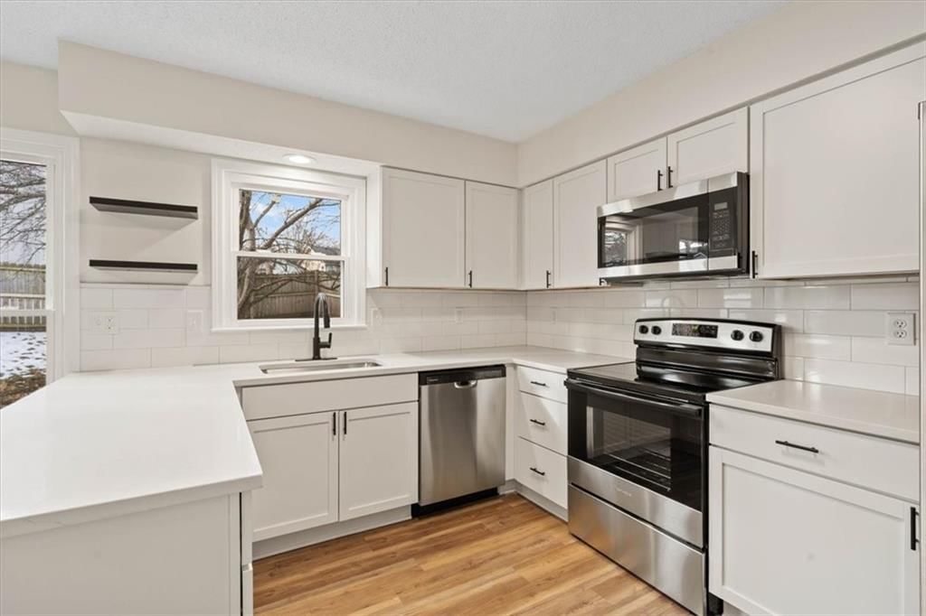 Photo 16 of 25 - 15907 W 124th Terrace