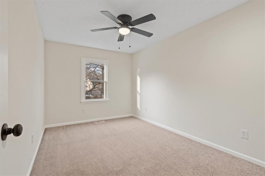 Photo 10 of 25 - 15907 W 124th Terrace