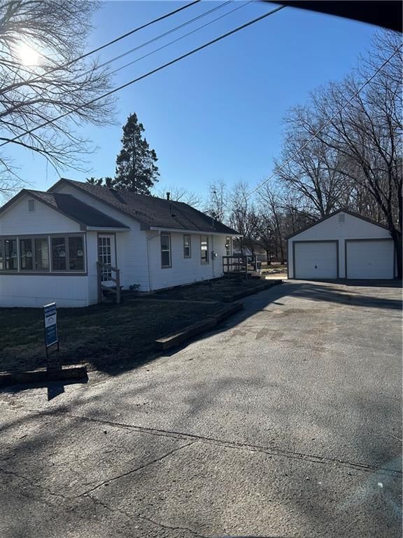 3742 NE Chaumiere Road, Kansas City, MO