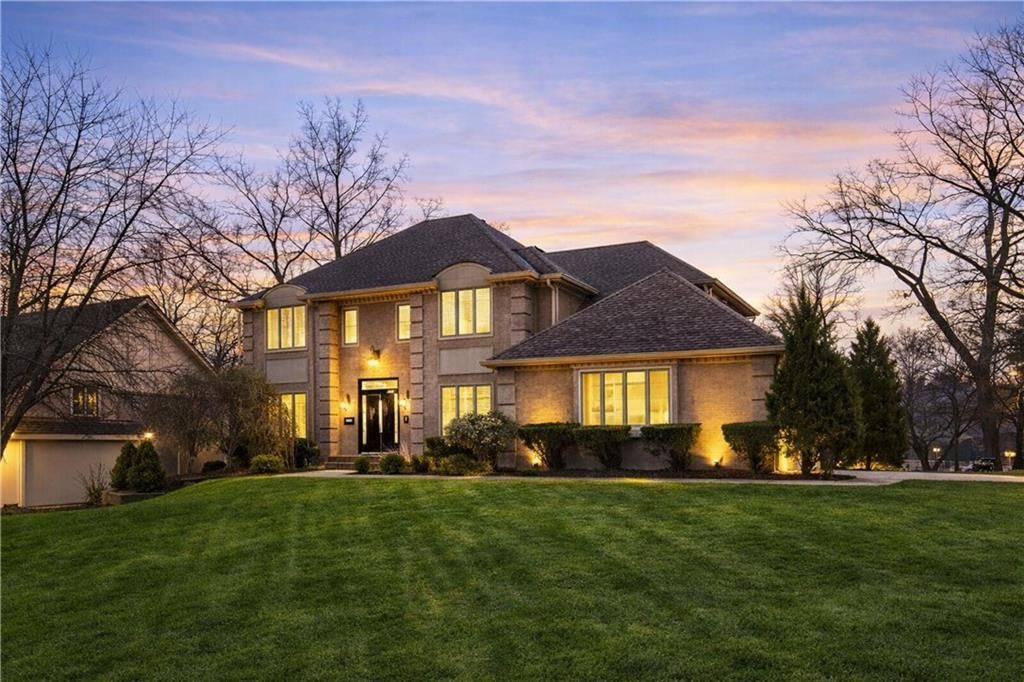132 The Woodlands Drive, Gladstone, MO