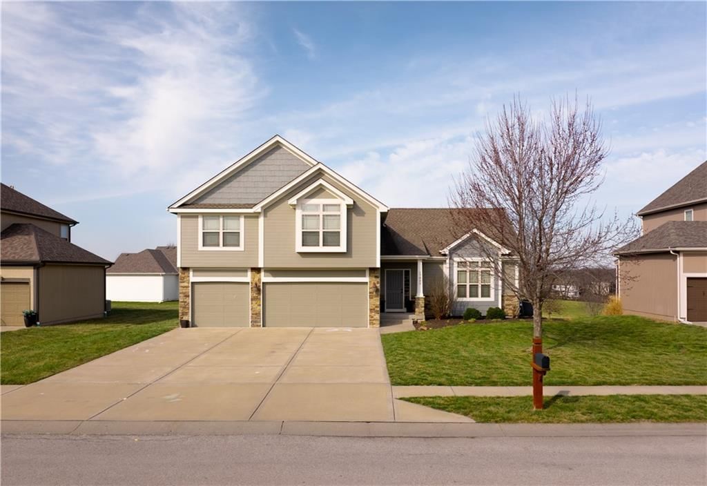 17802 Greyhawke Ridge, Smithville, MO