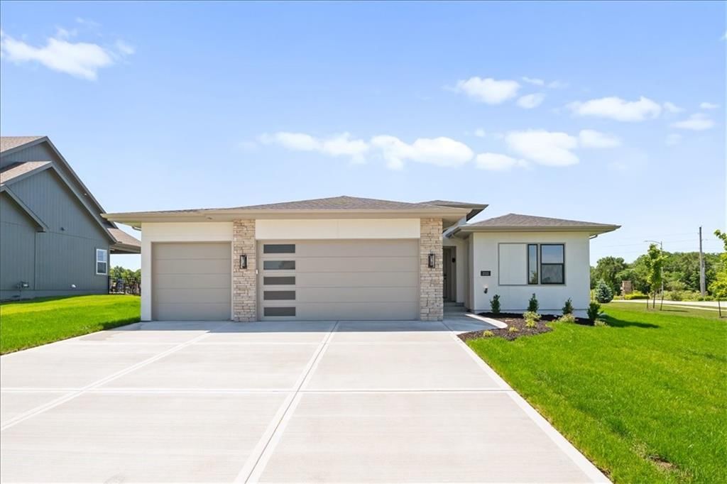 2111 SW Harvest Moon Lane, Lee's Summit, MO