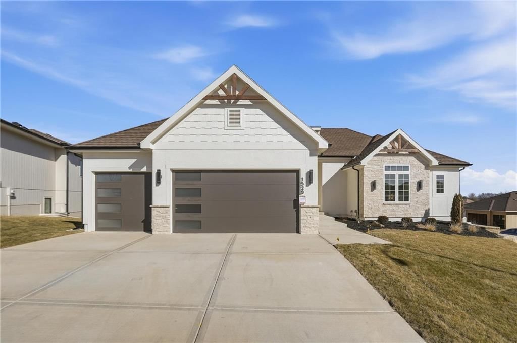 1520 NE Stewart Place, Lee's Summit, MO