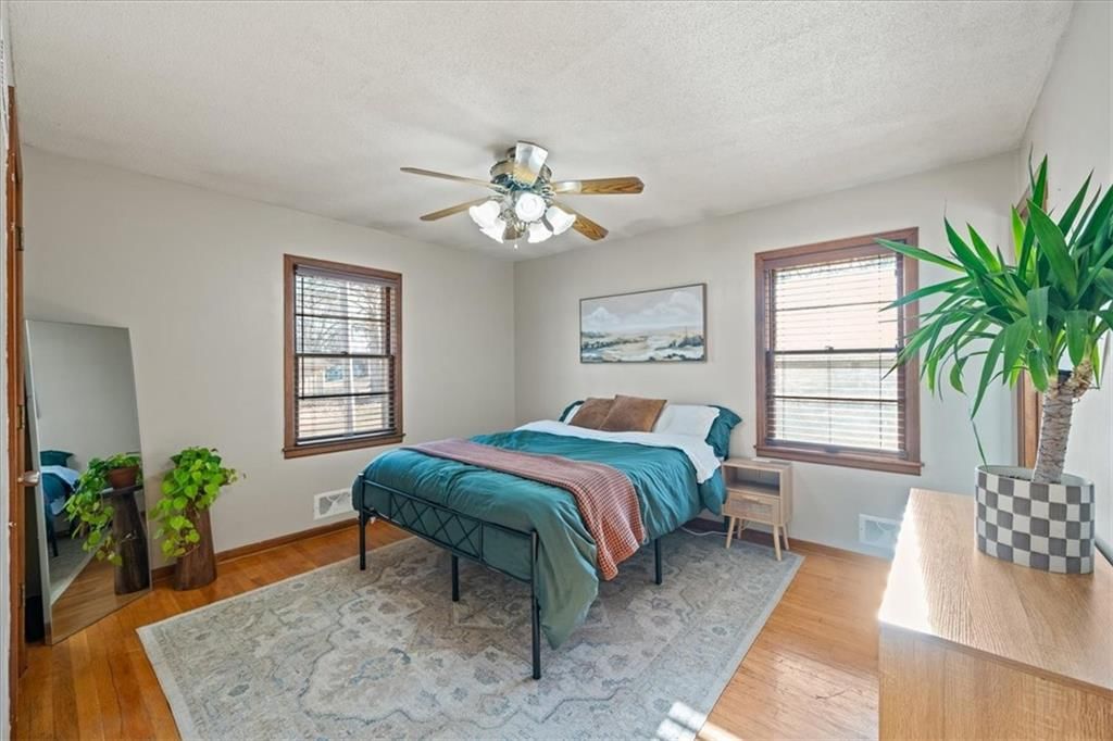 Photo 13 of 33 - 6424 Evanston Avenue