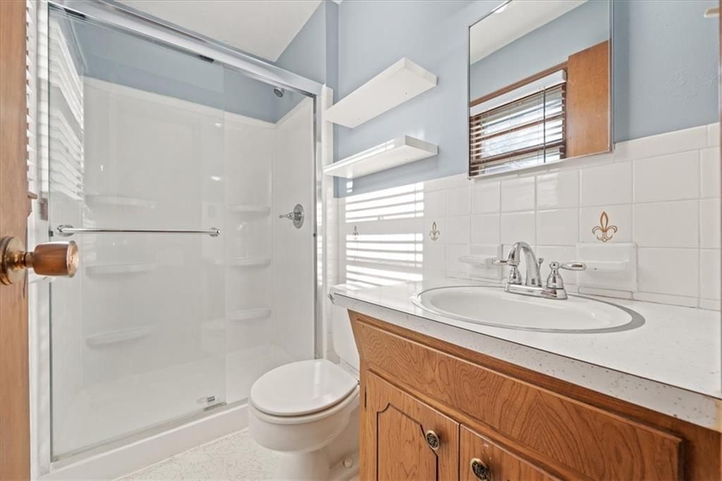 Photo 15 of 33 - 6424 Evanston Avenue