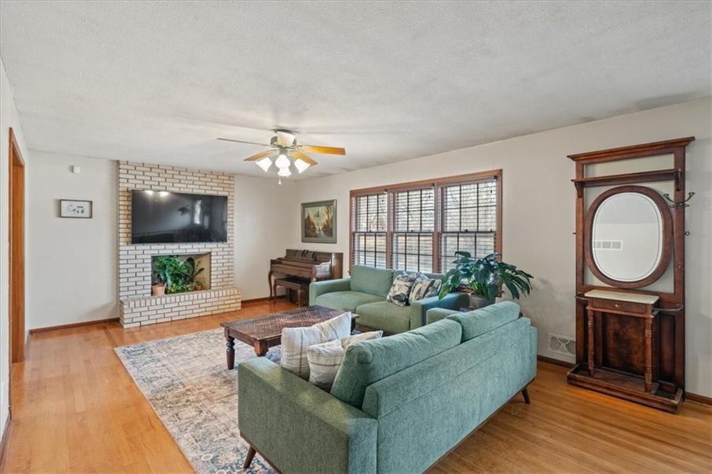 Photo 5 of 33 - 6424 Evanston Avenue