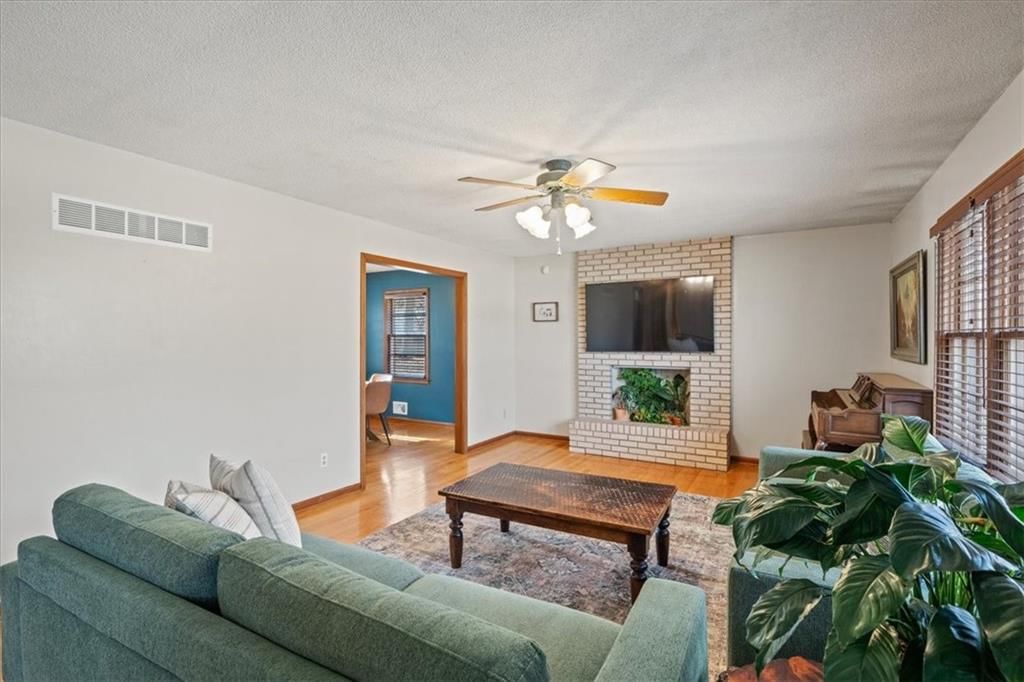Photo 6 of 33 - 6424 Evanston Avenue